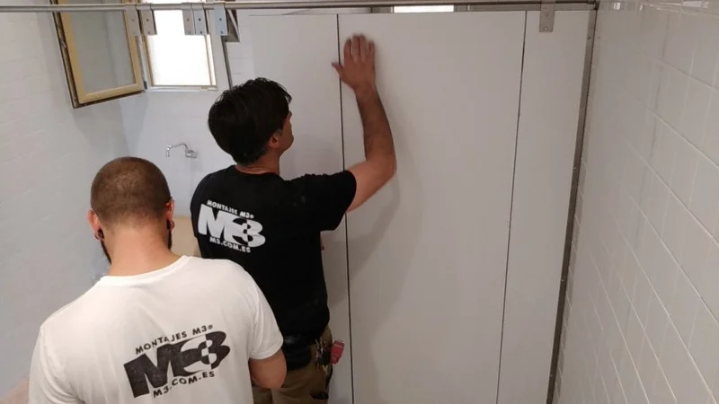 Assemblage de cabines sanitaires phénoliques à Barcelone