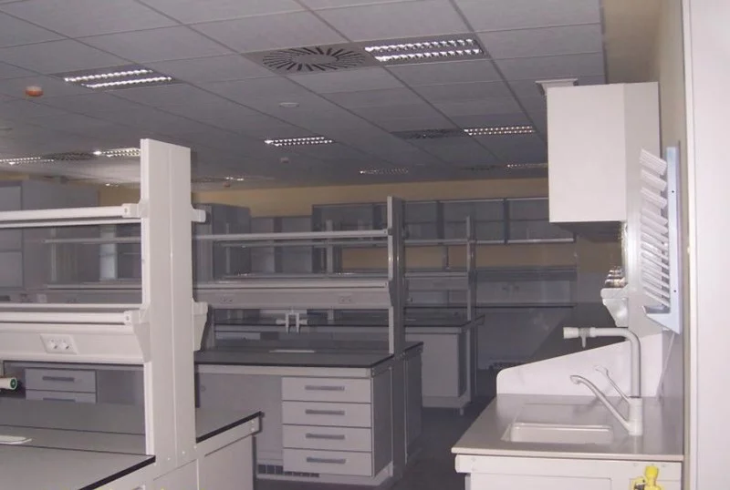 Transfert de mobilier de laboratoire et clinique