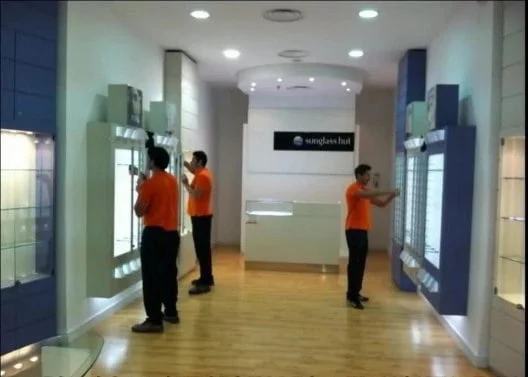 Installation d'enseignes et de signalétique dans les bureaux, les centres commerciaux et les franchises