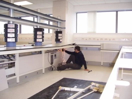 Montage de mobilier de laboratoire