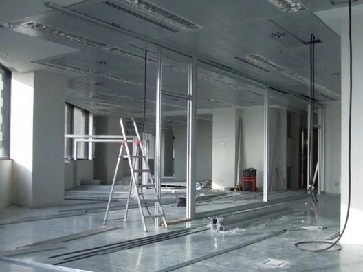 Montage et installation de cloisons dans les bureaux