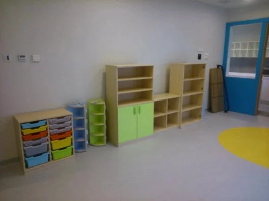 Assemblage de mobilier scolaire