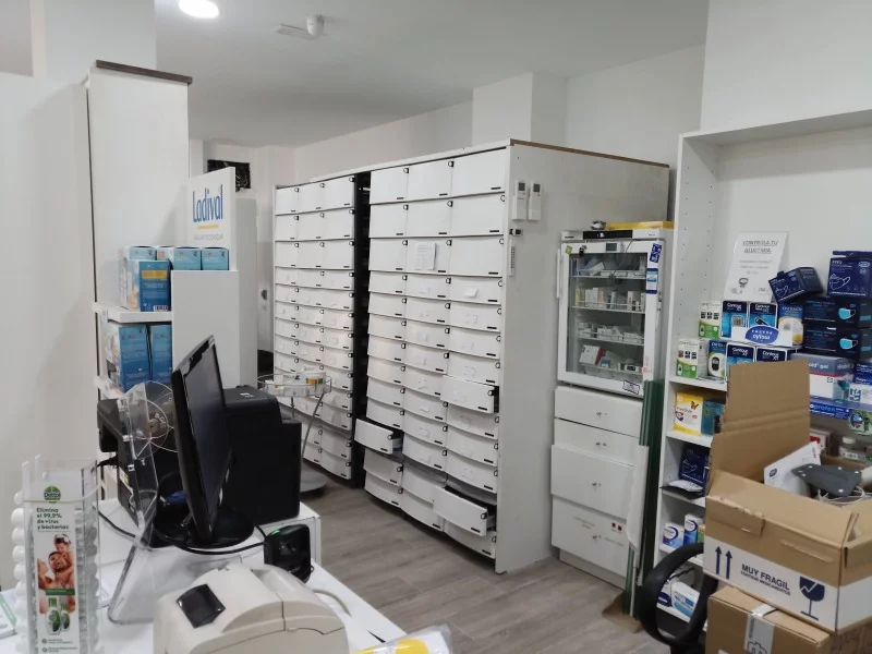 Assemblage de tiroirs pour l'organisation des médicaments dans une pharmacie