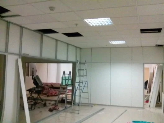 Installation de cloisons dans les bureaux