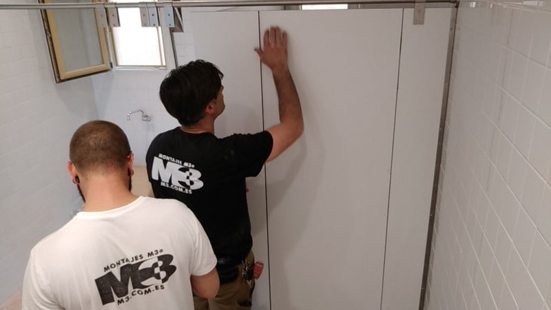 Montaje de cabinas sanitarias fenólicas Barcelona