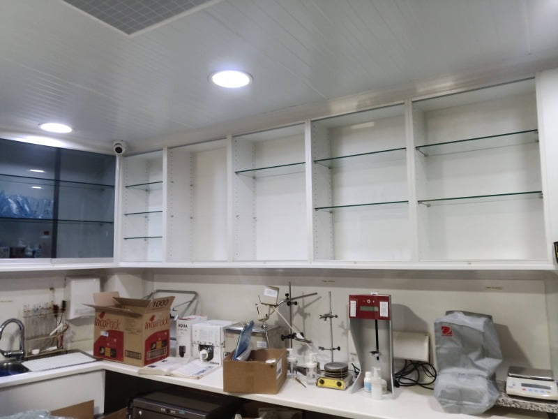 Montaje de secciones de farmacia laboratorio