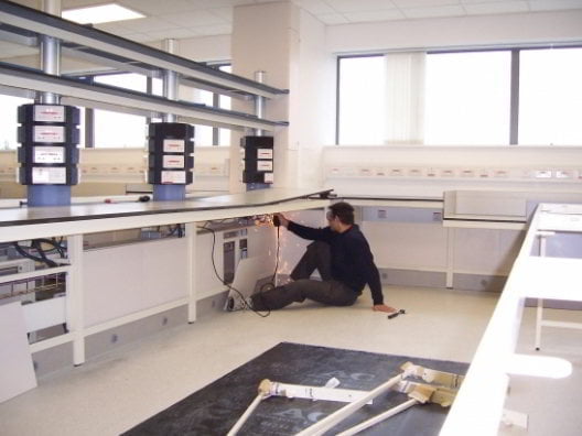 Desmontaje de muebles de laboratorio Desmontaje de muebles de laboratorio