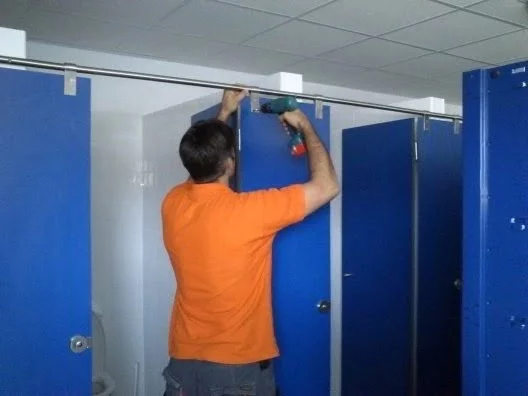 Assemblage et installation sous contrat de cabines sanitaires phénoliques Montage et installation de cabines sanitaires phénoliques
