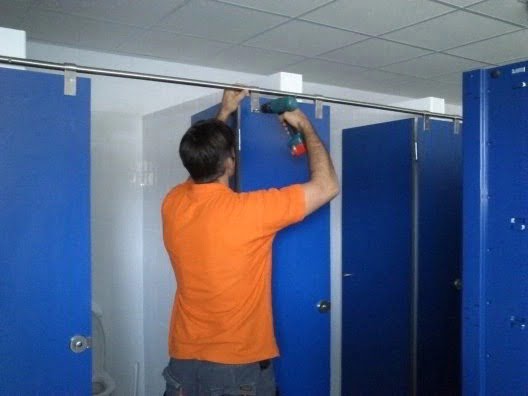 Contract Montaje e Instalación de Cabinas Sanitarias Fenólicas Montaje e Instalación de Cabinas Sanitarias Fenólicas