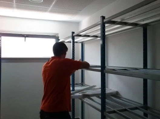 Assemblage et installation d'étagères métalliques à l'échelle nationale