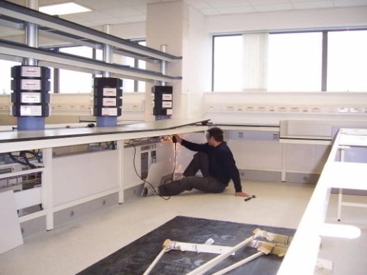 Montaje de mobiliario de laboratorio Montaje de mobiliario de laboratorio
