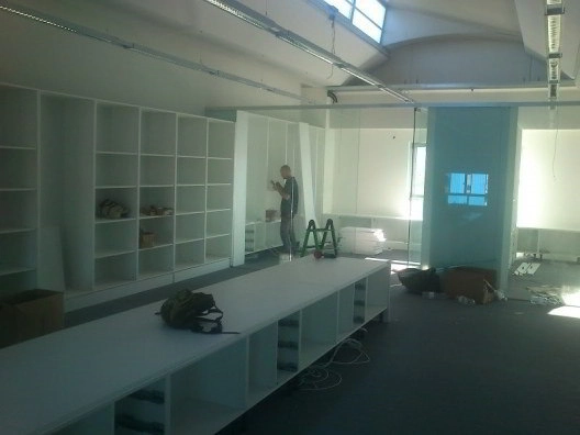 Assemblage de mobilier de bureau à Valence