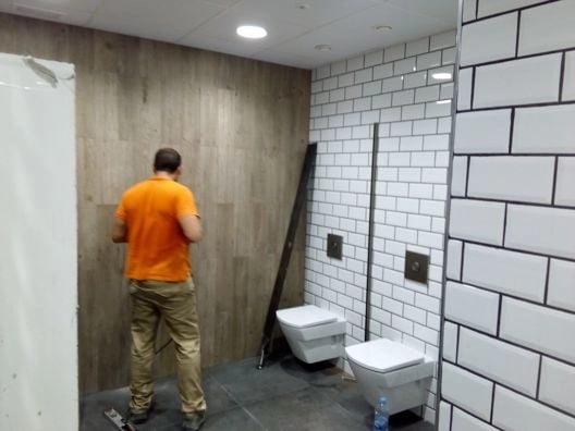 Montaje cabinas fenólicas aseos