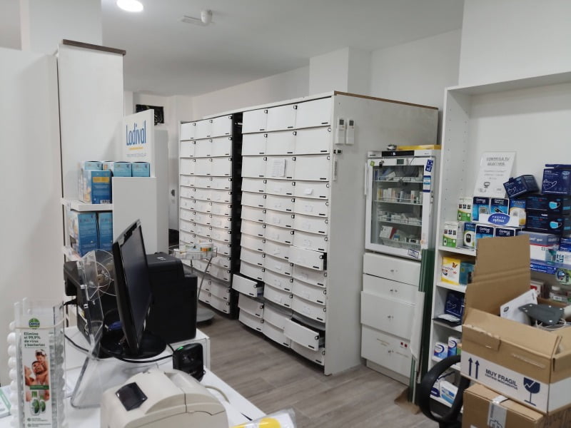 Montaje de cajones para el orden de medicamentos en farmacia