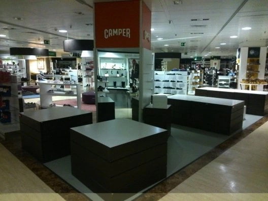 montaje de mobiliario comercial en el corte inglés