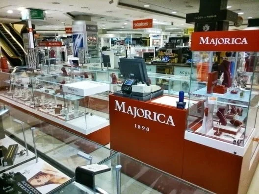 Montage, démontage ou dépose de présentoirs modulaires en magasins ou boutiques et grandes surfaces, accessoires linéaires, îlots ou stands L'assemblage de meubles d'exposition pour magasins comprend le démontage de l'ancien