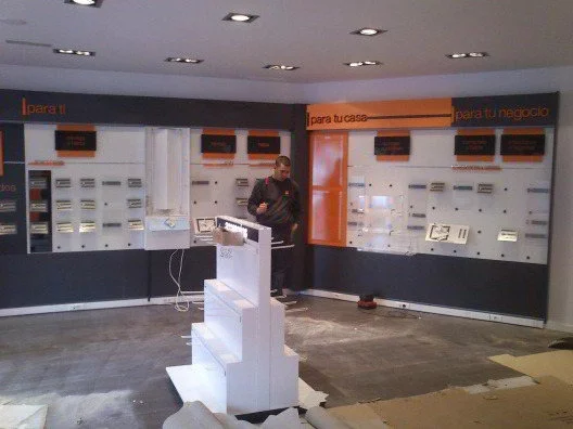 Assemblage de meubles pour magasins